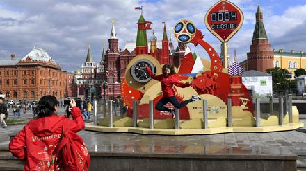 Rückwärts zählt die WM-Uhr am Roten Platz in Moskau die Tage bis zur Eröffnung der WM.