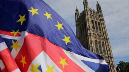 Eine halb europäische, halb britische Flagge weht vor dem Parlamentsgebäude in London.