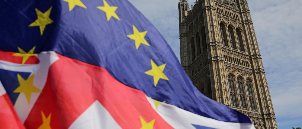 Eine halb europäische, halb britische Flagge weht vor dem Parlamentsgebäude in London.