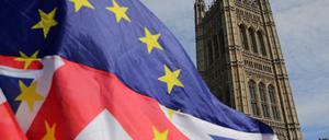 Eine halb europäische, halb britische Flagge weht vor dem Parlamentsgebäude in London.