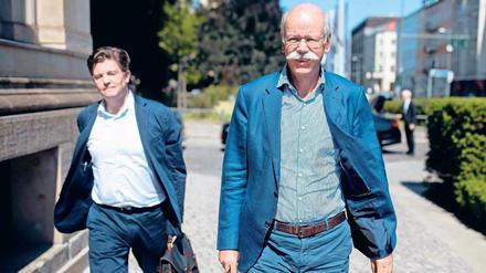 Gewohnt lässig marschierte Dieter Zetsche in Begleitung des Daimler-Cheflobbyisten und früheren CDU-Politikers Eckart von Klaeden am Montagnachmittag über die Invalidenstraße Richtung Bundesverkehrsministerium. 
