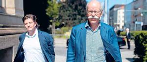 Gewohnt lässig marschierte Dieter Zetsche in Begleitung des Daimler-Cheflobbyisten und früheren CDU-Politikers Eckart von Klaeden am Montagnachmittag über die Invalidenstraße Richtung Bundesverkehrsministerium. 