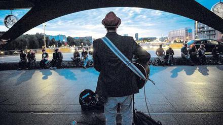 Viele Straßenmusiker wie hier an der Berliner Oberbaumbrücke leben am Existenzminimum.