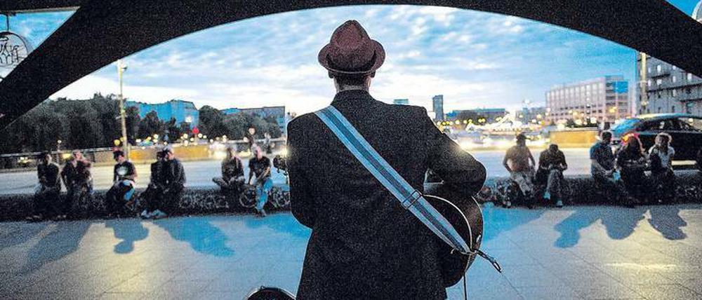 Viele Straßenmusiker wie hier an der Berliner Oberbaumbrücke leben am Existenzminimum.