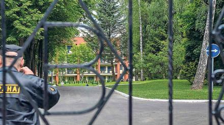 Abgeschottet. Hinter Metallzaun, Sicherheitskontrollen und Straßenbarrikaden versteckt, liegt das WM-Quartier der deutschen Nationalmannschaft.