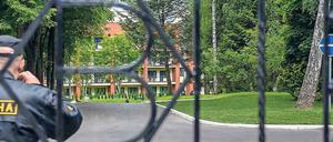 Abgeschottet. Hinter Metallzaun, Sicherheitskontrollen und Straßenbarrikaden versteckt, liegt das WM-Quartier der deutschen Nationalmannschaft.