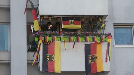 Deutschlandfahnen und Deutschland-Wimpel auf einem Balkon in Berlin 