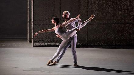 Eröffnungsstück. Szene aus „Trois Grandes Fugues“ vom Ballet de l’Opéra de Lyon. Choreografie: Lucinda Childs, Anne Teresa De Keersmaeker und Maguy Marin.