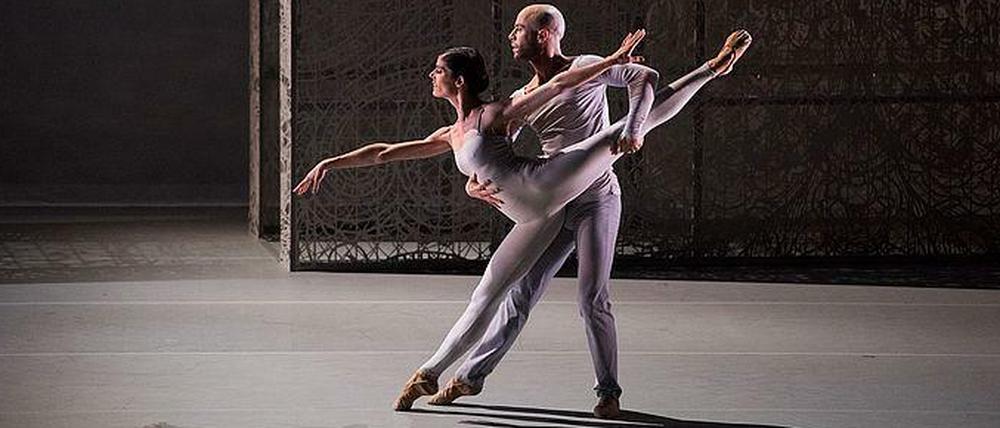 Eröffnungsstück. Szene aus „Trois Grandes Fugues“ vom Ballet de l’Opéra de Lyon. Choreografie: Lucinda Childs, Anne Teresa De Keersmaeker und Maguy Marin.