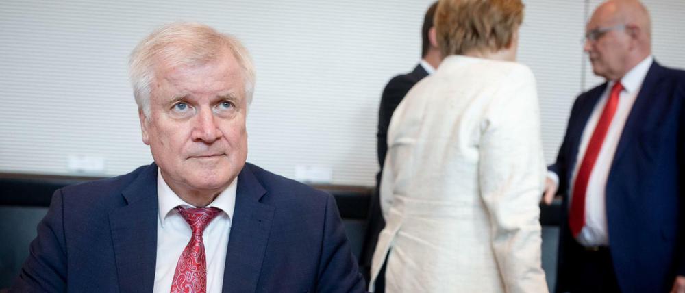 Für sich: Horst Seehofer (links) und Angela Merkel mit Volker Kauder.
