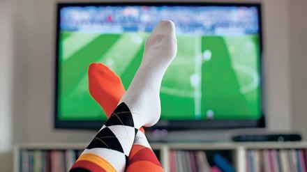 Von wegen Couch-Potato. Immer mehr Menschen nutzen zum Fußballgucken ihre Smartphones, Tablets etc. als mobile TV-Empfangsmöglichkeiten. 