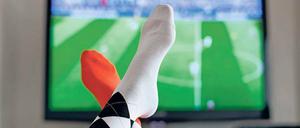 Von wegen Couch-Potato. Immer mehr Menschen nutzen zum Fußballgucken ihre Smartphones, Tablets etc. als mobile TV-Empfangsmöglichkeiten. 