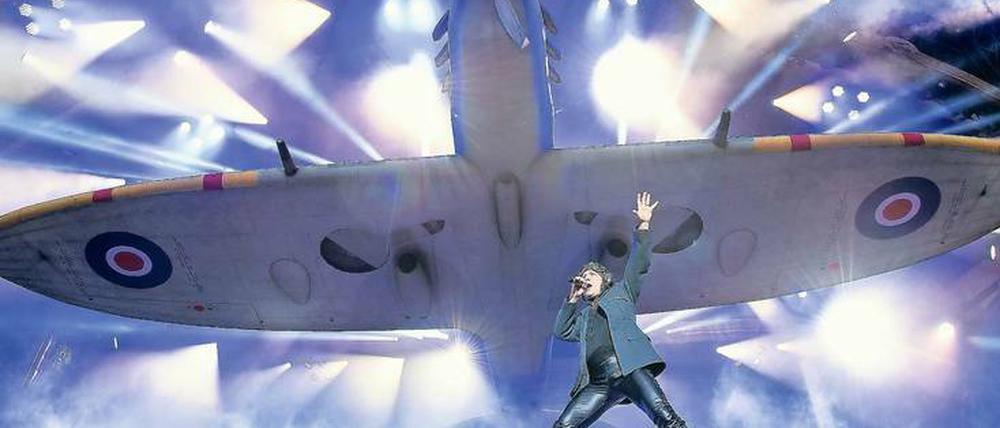 Iron Maiden sind für ihre spektakulären Live-Shows bekannt. Auf ihrer aktuellen Tour haben sie ein aufblasbares Flugzeug auf der Bühne.
