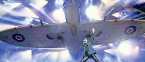 Iron Maiden sind für ihre spektakulären Live-Shows bekannt. Auf ihrer aktuellen Tour haben sie ein aufblasbares Flugzeug auf der Bühne.