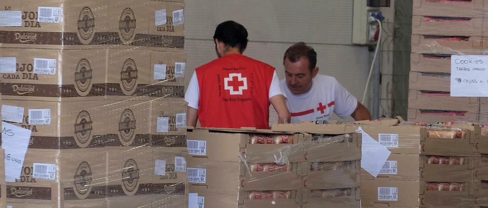 Das Rote Kreuz trifft massive Vorbereitungen im Hafen von Valencia.
