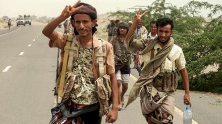Siegesgewiss. Regierungseinheiten versuchen mit Hilfe des von Saudi-Arabien geführten Militärbündnisses, den von Aufständischen kontrollierten Hafen zurückzuerobern. 