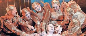 Hahn im Korb. Szene aus Jan Bosses Inszenierung von Rossinis „Viaggo a Reims“.