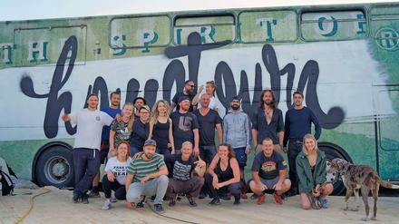 Street-Art-Kultur auf dem Riesenrad-Areal: Künstler von „Wandelism“ vor einem Bus mit ihrem Motto „The Spirit of hometown“.