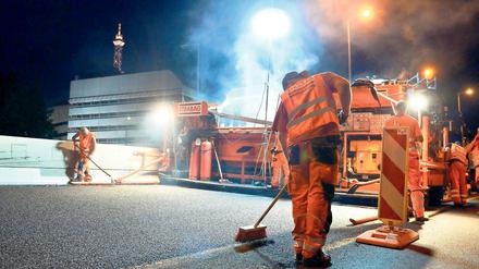 Bauarbeiter beim Einsatz auf der A100 in Berlin (Symbolbild)