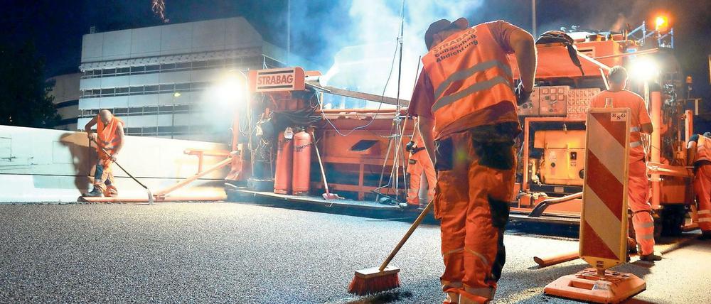 Bauarbeiter beim Einsatz auf der A100 in Berlin (Symbolbild)