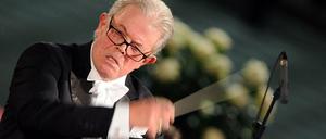 Enoch zu Guttenberg dirigiert 2010 eine Requiem-Messe von Giuseppe Verdi zu Ehren des Papstes.