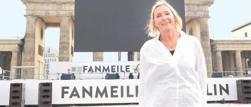 Bereit für den Anstoß. Anja Marx hält auf der Fanmeile die Stellung. 