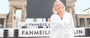 Bereit für den Anstoß. Anja Marx hält auf der Fanmeile die Stellung. 