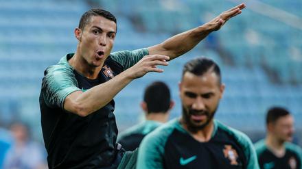 Verspielt. Portugal-Sternchen Ronaldo will die Spanier ärgern.