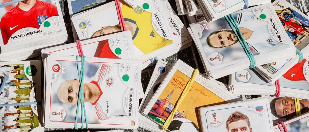 Panini-Wahnsinn. Für ein komplettes Album mit den Sammelbildern müsste man 967 Tüten kaufen.