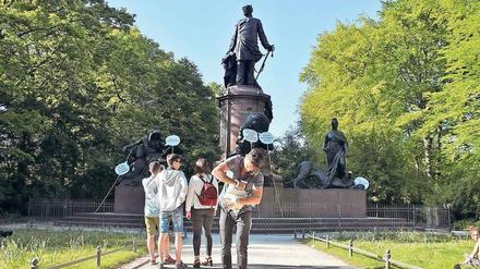 Den Kolonialherren an den Kragen. Kunstaktion ums Bismarck-Denkmal im Berliner Tiergarten.