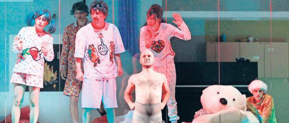 Schauermärchen hinter Glas. Ein russisches Familienidyll am Gorki-Theater.