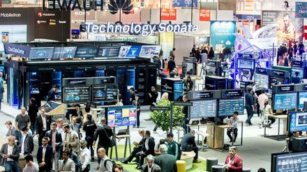Festival der Technik. Besucher gehen über den Stand des Unternehmens Huawei bei der Digitalisierungsmesse Cebit.