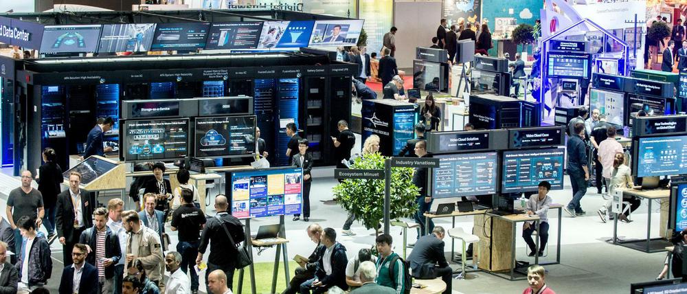 Festival der Technik. Besucher gehen über den Stand des Unternehmens Huawei bei der Digitalisierungsmesse Cebit.