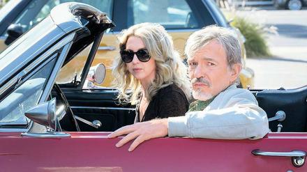 Cool. Anwalt Billy McBride (Billy Bob Thornton) ist zwar unten angekommen, aber für einen todschicken alten Ford Mustang und die Strafanwältin Patty Solis-Papagian (Nina Arianda) an seiner Seite reicht es noch. 