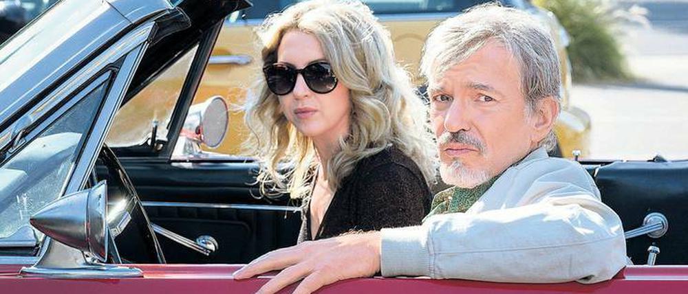 Cool. Anwalt Billy McBride (Billy Bob Thornton) ist zwar unten angekommen, aber für einen todschicken alten Ford Mustang und die Strafanwältin Patty Solis-Papagian (Nina Arianda) an seiner Seite reicht es noch.