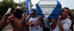 Am Freitag wurde ein getöteter Demonstrant in Nicaragua beerdigt.