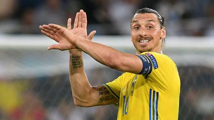Omnipräsent. Zlatan Ibrahimovic, bei der EM 2016 noch für die "Tre Kronors" im Einsatz, teilt neben dem Platz aus.