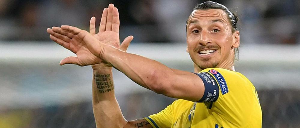 Omnipräsent. Zlatan Ibrahimovic, bei der EM 2016 noch für die "Tre Kronors" im Einsatz, teilt neben dem Platz aus.