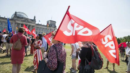 SPD-Anhänger bei einer Demonstration vor dem Berliner Reichstag