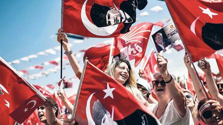 Szene einer Wahlkampfveranstaltung von Kandidat Muharrem Ince.