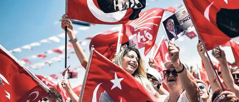 Szene einer Wahlkampfveranstaltung von Kandidat Muharrem Ince.