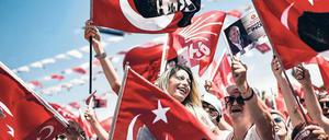 Szene einer Wahlkampfveranstaltung von Kandidat Muharrem Ince.