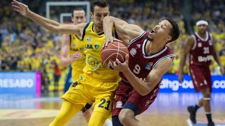 Viele harte Duelle gab es in Spiel vier, hier Berlins Spencer Butterfield (l) gegen Münchens Jared Cunningham. 