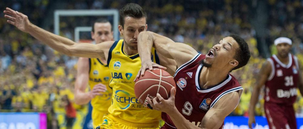 Viele harte Duelle gab es in Spiel vier, hier Berlins Spencer Butterfield (l) gegen Münchens Jared Cunningham.