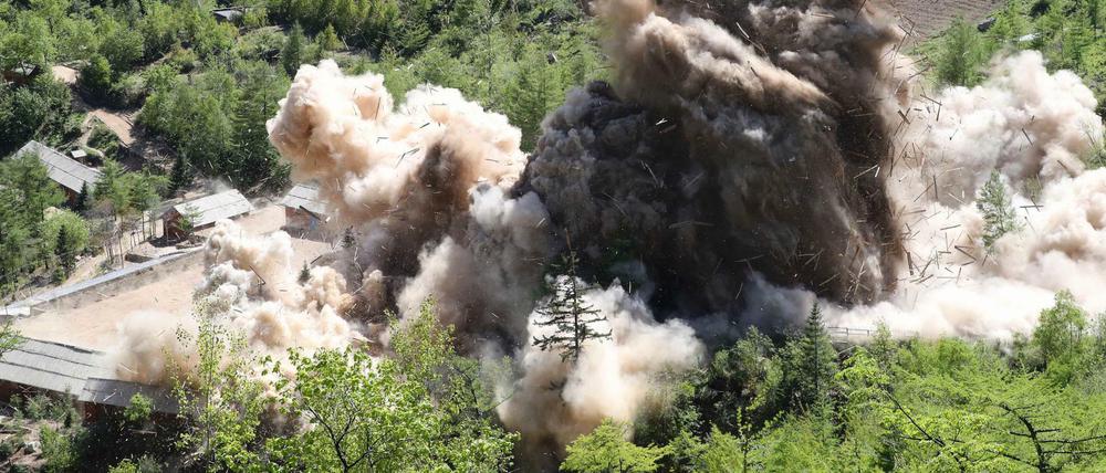 Ein Tunnel des nordkoreanischen Atomtestgeländes Punggye-ri wird gesprengt. 