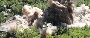 Ein Tunnel des nordkoreanischen Atomtestgeländes Punggye-ri wird gesprengt.