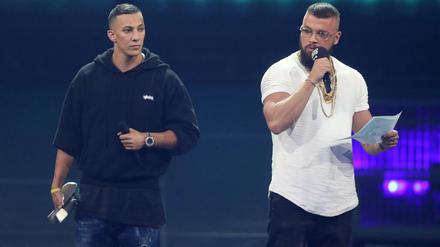 Kollegah (r) und Farid Bang erhalten am 12. April den Echo Hip-Hop/Urban National. Der Preis löste einen Eklat aus, der Echo wurde daraufhin abgeschafft. 