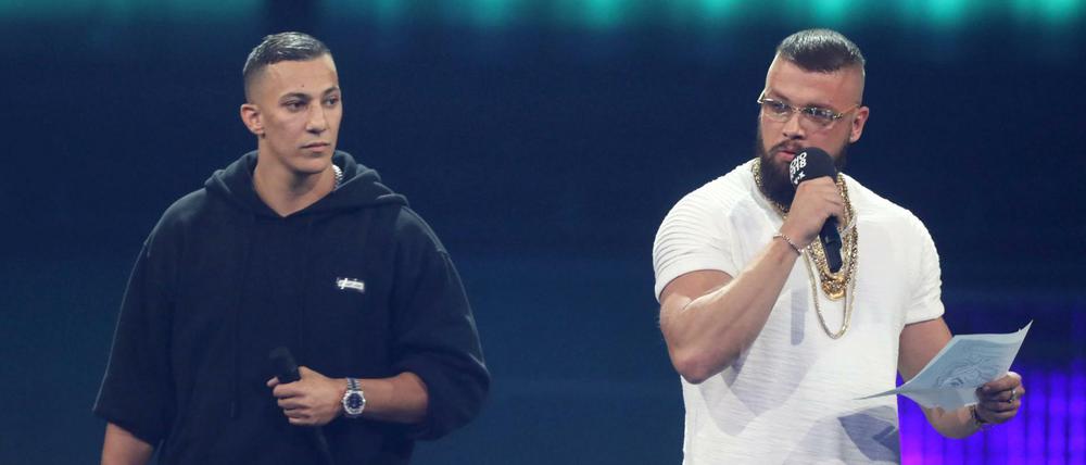 Kollegah (r) und Farid Bang erhalten am 12. April den Echo Hip-Hop/Urban National. Der Preis löste einen Eklat aus, der Echo wurde daraufhin abgeschafft. 