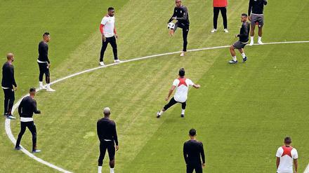 Seltsame Rituale im Mikrogruppenkreis. Die sogenannten Spieler bemühen sich um die Kontrolle einer Kugel. 