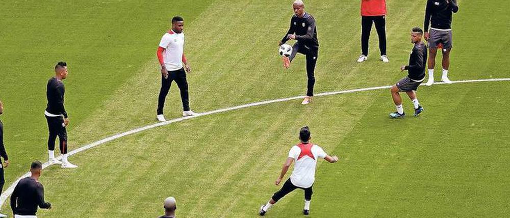 Seltsame Rituale im Mikrogruppenkreis. Die sogenannten Spieler bemühen sich um die Kontrolle einer Kugel. 